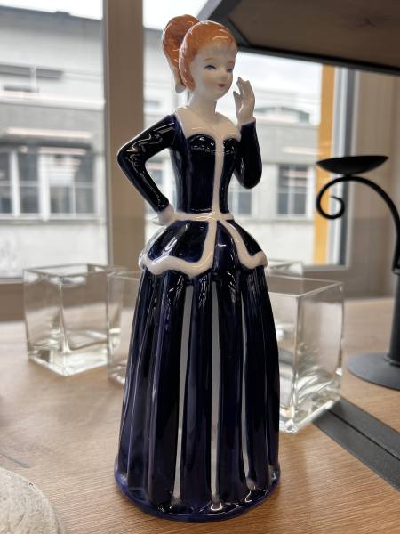 Imagen de Figura cerámica dama vintage azul y blanco