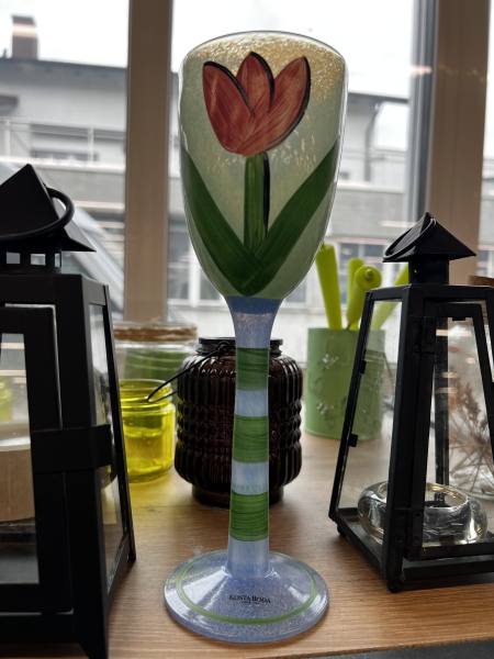 Imagen de Copa de cristal Kosta Boda con tulipán pintado