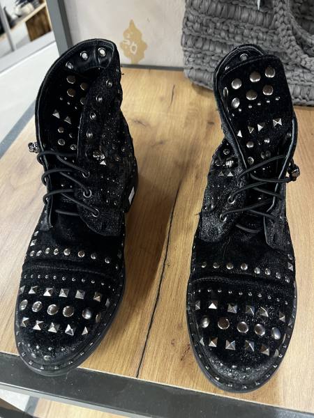 Imagen de Botas negras con tachuelas y cordones