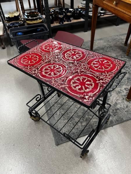Imagen de Carrito auxiliar vintage con tapa de cerámica roja